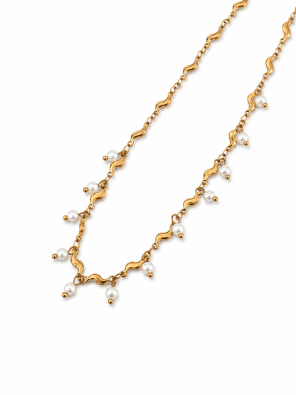 Collar de perlas blancas